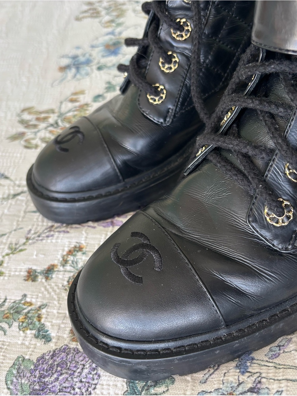 CHANEL 21A Black Quilted Leather Lace-Up Boots with Gold Chain CC - Picture 8 of 10